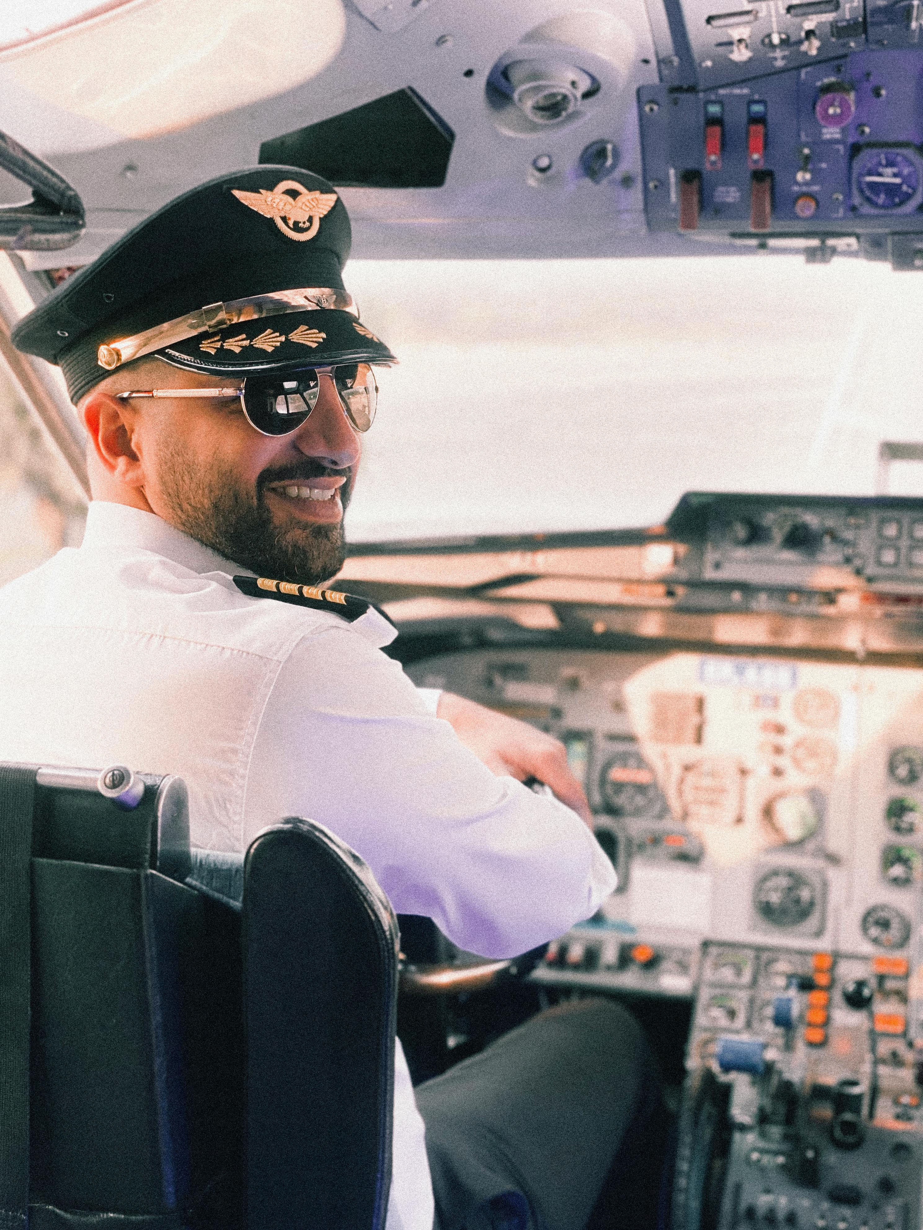 Piloto comercial en cabina de mando